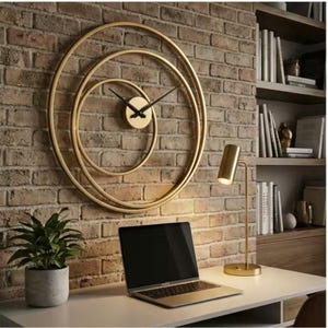 Puede incluir: Un juego de tres tazas de cerámica con un acabado mate moteado. Las tazas son de color crema, gris claro y gris oscuro. Cada taza tiene un diseño simple y minimalista y un asa redondeada.