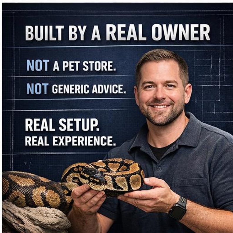 Op de afbeelding: Een man glimlacht en houdt een koningspython vast. De afbeelding heeft een donkerblauwe achtergrond met tekst: "BUILT BY A REAL OWNER", "NOT A PET STORE", "NOT GENERIC ADVICE", "REAL SETUP" en "REAL EXPERIENCE".