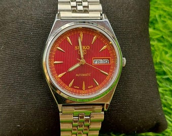 Red Seiko 5 Dial Vintage watch: Refurbished Day Date stainless steel bracelet