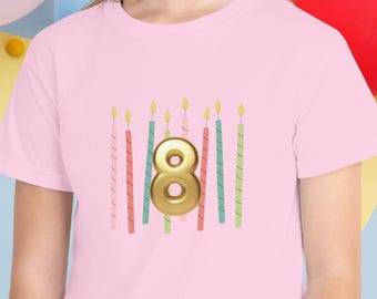 Camiseta juvenil dorada con el número 8 y velas de cumpleaños de colores para niña de 8 años.