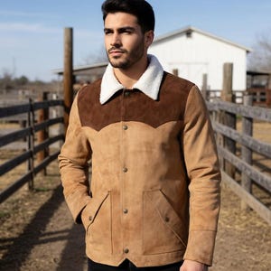 Chaqueta vaquera de ante para hombre con cuello de borrego.