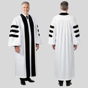 Könnte beinhalten: Eine weiße akademische Robe mit schwarzen Akzenten. Sie hat vertikale schwarze Bahnen vorne und drei horizontale schwarze Balken auf den Ärmeln. Die Robe wird mit schwarzen Schuhen getragen.