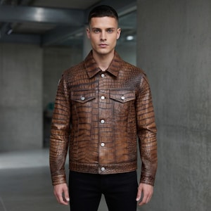 Chaqueta vaquera para hombre de piel con relieve de cocodrilo – Marrón, corte ajustado, prenda exterior llamativa