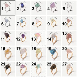 Peut inclure: Une collection de vingt-cinq bagues réglables avec des pierres brutes non taillées de diverses couleurs, dont rose, bleu, vert, violet, jaune et marron. Chaque pierre est fixée par un fil métallique sur l'anneau, avec des dimensions de 8-10mm ou 15-25mm.