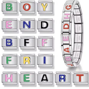 Peut inclure: Collection de bracelets à breloques argentés et de breloques individuelles. Les breloques épellent "BOY", "END", "BFF", "FRI" et "HEART" en lettres colorées. Un bracelet épelle "BABY GIRL". Les breloques sont en acier inoxydable.