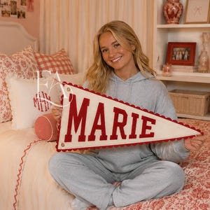 Individuell handbestickter Namenswimpel, Bannerdekoration fürs Studentenwohnheim, Preppy-Deko, verspielte Zimmerdeko, Geschenk für Studentinnen