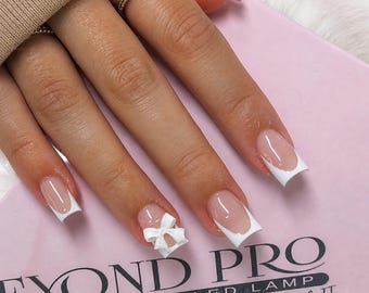 Unghie finte bianche alla francese, punte con fiocco 3D, copertura completa, manicure corta quadrata, unghie finte eleganti per donna
