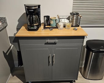 Carrito de cocina de madera con isla, armario de almacenamiento con ruedas, cajones, especiero y toallero.