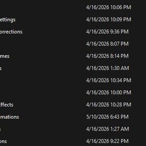 Puede incluir: Un fondo oscuro muestra una lista de carpetas de archivos con nombres como "3D text", "Audio Settings" y "Color Corrections". Cada carpeta tiene una marca de tiempo y la etiqueta "File folder". La lista probablemente est&aacute; relacionada con la edici&oacute;n de v&iacute;deo.