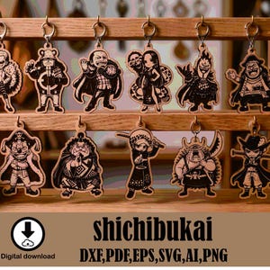 Op de afbeelding: Houten sleutelhangers met elf verschillende karakterontwerpen uit de "Shichibukai"-serie, gepresenteerd op een houten display. De figuren zijn uitgesneden en hangen aan haken. De tekst "shichibukai", "11 DESIGN" en "Digital download" zijn zichtbaar.