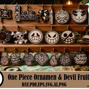 Op de afbeelding: Houten ornamenten met ontwerpen uit de anime-serie One Piece, waaronder piratenvlaggen, gezichten van personages en Duivelsvruchten. De ornamenten worden tentoongesteld op een houten standaard. De tekst "One Piece Ornamen & Devil Fruit" is ook aanwezig.