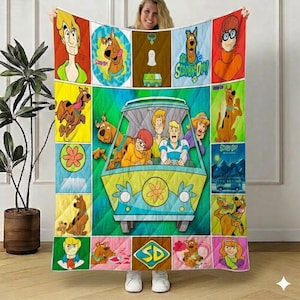 Może przedstawiać: Kolorowa, pikowana kołdra z różnymi obrazami Scooby-Doo i ekipy. Kołdra prezentuje portrety postaci z kreskówek, furgonetkę Mystery Machine i logo Scooby-Doo w patchworkowym wzorze. Paleta kolorów obejmuje odcienie zieleni, błękitu, żółci i różu.