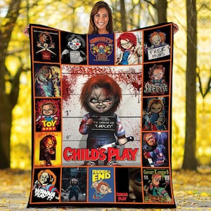 Può includere: Una coperta nera con un design basato sulla serie di film horror Child's Play. La coperta presenta varie immagini della bambola Chucky, con il testo "CHILD'S PLAY" e "FREE HUGS" visibili. L'immagine centrale mostra Chucky che tiene un coltello.