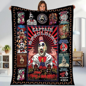 Può includere: Coperta nera con il Capitano Spaulding del film House of 1000 Corpses. La coperta presenta un'immagine centrale del clown con immagini e testo circostanti. Il bordo è decorato con cosce di pollo marroni.