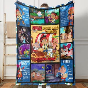 Può includere: Una coperta in pile blu con un design colorato della serie "Jake e i Pirati dell'Isola che non c'è". La coperta presenta personaggi, navi pirata e frasi come "Yo ho, let's go!" e "Custom Name".