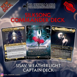 Könnte beinhalten: Werbebild für ein Kartenspiel-Deck. Das Bild zeigt drei individuelle Spielkarten mit Fantasy-Kunst. Der Text auf den Karten lautet "SILKSONG COMMANDER DECK" und "SISAY, WEATHERLIGHT CAPTAIN DECK". Die Karten haben einen goldenen und schwarzen Rand.