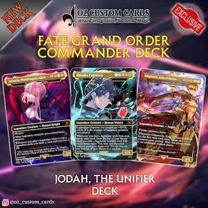 Può includere: Un mazzo comandante di Fate Grand Order con tre carte illustrate: Artoria Pendragon Alter, Ritsuka Fujimaru e Gilgamesh, King of Heroes. Le carte hanno design e testo unici, con la scritta "JODAH, THE UNIFIER DECK" in basso. L'immagine include anche la scritta "NEW DECK" e "EXCLUSIVE".