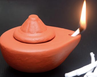 Lámpara de aceite de arcilla hecha a mano con tapa / Diya redonda para meditación y decoración de yoga
