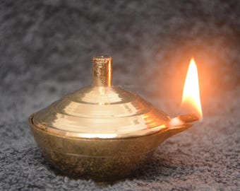 Lámpara de aceite de latón hecha a mano de Sri Lanka / Diya tradicional, decoración espiritual, lámpara de meditación y puja.