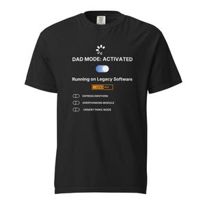 Może przedstawiać: Czarny t-shirt z napisem "DAD MODE: ACTIVATED" i "Running on Legacy Software". Projekt zawiera pasek ładowania i opcje dla "Express Emotions", "Overthinking Module" i "Urgent Panic Mode".