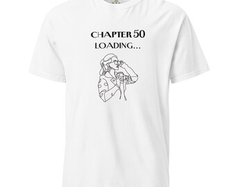 Koszulka z napisem „Rozdział 50” – szykowny strój na 50. urodziny. Elegancka, kobieca koszulka z grafiką.