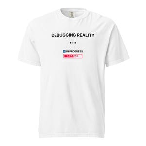 Peut inclure: T-shirt blanc avec l'inscription "DEBUGGING REALITY" au-dessus d'un graphique indiquant "IN PROGRESS" avec une coche et "LOADING" dans un encadré rouge. Le t-shirt a des manches courtes et un col rond.