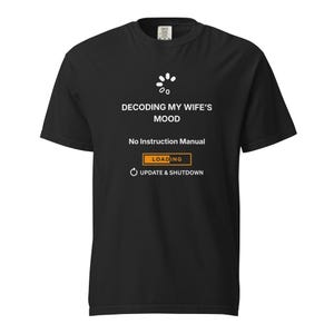 Könnte beinhalten: Schwarzes T-Shirt mit weißem Text: "DECODING MY WIFE'S MOOD", darunter "No Instruction Manual". Darunter ein Ladebalken-Grafik und "UPDATE & SHUTDOWN".
