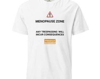 Koszulka z napisem „Menopause Zone” – zabawna koszulka ostrzegawcza z humorem. Każde wtargnięcie będzie wiązać się z konsekwencjami.