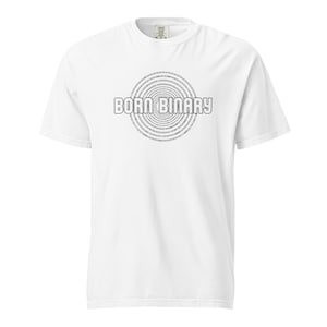 Peut inclure: T-shirt blanc avec l'inscription "BORN BINARY" en noir. Le texte est placé au-dessus d'un motif circulaire composé de code binaire. Le t-shirt a des manches courtes et un col rond.