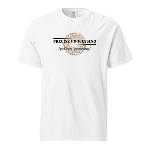 Könnte beinhalten: Weißes T-Shirt mit der Aufschrift "PRECISE PROCESSING" über einem kreisförmigen Design mit kettenartigem Rand. Darunter steht der Text "/prɪˈsaɪs ˈprɑːsesɪŋ/". Das Shirt hat einen Rundhalsausschnitt und kurze Ärmel.