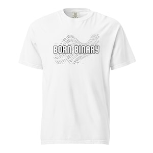 Peut inclure: T-shirt blanc avec l'inscription "BORN BINARY" en gras et souligné. Le motif comprend un motif en forme de vague de code binaire en noir. Un t-shirt décontracté pour les passionnés de technologie.