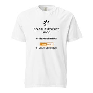 Könnte beinhalten: Weißes T-Shirt mit dem schwarzen Text "DECODING MY WIFE'S MOOD" und darunter "No Instruction Manual". Das Design beinhaltet eine Ladebalken-Grafik und die Worte "UPDATE & SHUTDOWN".