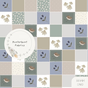 Könnte beinhalten: Ein Stoffdesign mit Patchwork-Muster in Blau-, Grün- und Beigetönen. Jedes Quadrat enthält Illustrationen von Vögeln, Blumen und Beeren. Der Text "Kunterbunt Fabrics" befindet sich in einem Kreis mit einer Raketenillustration. Die Karte ist 30 cm groß.