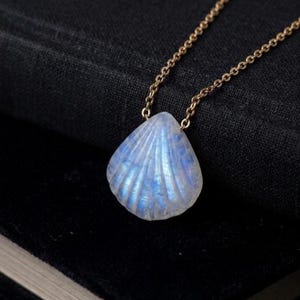 Collana con ciondolo a conchiglia in pietra di luna arcobaleno, gioielli con cristalli blu naturali.