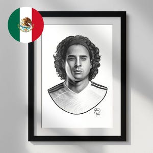 Op de afbeelding: Een zwart-wit potloodtekening van een voetballer met krullend haar en een hoofdband, gekleed in een shirt met strepen op de schouders. Het kunstwerk is ingelijst in een eenvoudige zwarte lijst, met een rond icoon van de Mexicaanse vlag.