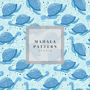 Può includere: Motivo ripetuto di tartarughe marine blu stilizzate con intricati disegni di guscio e linee d'acqua a spirale. Il testo "MAHALA PATTERN STUDIO" è centrato in un quadrato. Le tartarughe sono in varie pose.