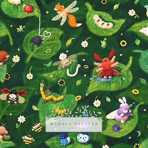 Könnte beinhalten: Eine sich wiederholende Musterillustration mit Cartoon-Insekten und Blättern. Das Design zeigt Marienkäfer, Bienen, Raupen und andere Kreaturen auf grünen Blättern, mit weißen Blumen und dem Text "MAHALA PATTERN STUDIO".