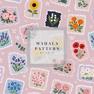 Puede incluir: Patrón repetitivo de sellos florales sobre fondo rosa. Los sellos presentan varias flores, como girasoles, amapolas y lavanda. El texto "MAHALA PATTERN STUDIO" está en el centro.