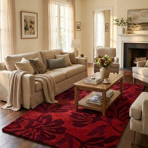 Puede incluir: Un sal&oacute;n con un sof&aacute; beige, sillones y una mesa de centro de madera. Una llamativa alfombra roja con un dise&ntilde;o floral domina el suelo. La habitaci&oacute;n est&aacute; inundada de luz natural, creando un ambiente c&aacute;lido y acogedor.