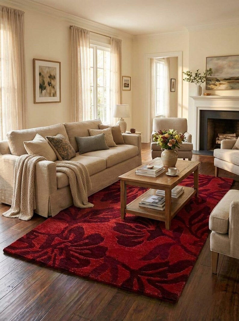 Puede incluir: Un sal&oacute;n con un sof&aacute; beige, sillones y una mesa de centro de madera. Una llamativa alfombra roja con un dise&ntilde;o floral domina el suelo. La habitaci&oacute;n est&aacute; inundada de luz natural, creando un ambiente c&aacute;lido y acogedor.