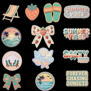 Peut inclure: Collection de patchs brodés sur le thème de l'été et de la plage. Les motifs incluent une chaise longue, une fraise, des sandales avec "Beach Vibes", le texte "Summer Vibes", un nœud avec des fraises, une scène de plage, des coquillages et le texte "Salty Summer Vibes".