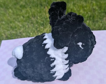 Conejito de peluche de ganchillo hecho a mano