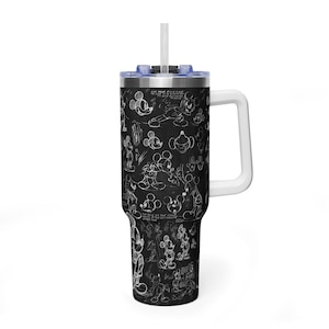 Könnte beinhalten: Ein schwarzer Becher mit weißem Griff und weißem Strohhalm. Der Becher ist mit weißen Skizzen von Mickey Mouse bedeckt. Der Deckel ist blau. Der Becher ist etwa 25 cm hoch.