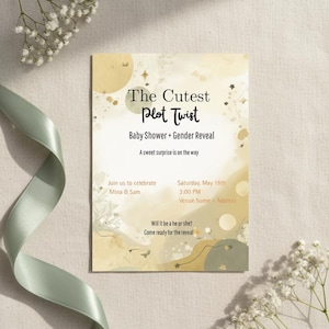 以下が含まれることがあります： 「The Cutest Plot Twist」のテキストが入った、ベビーシャワーと性別発表の招待状。招待状は、黄色と緑の色合いの水彩デザインで、花のアクセントとサテンのリボンが付いています。