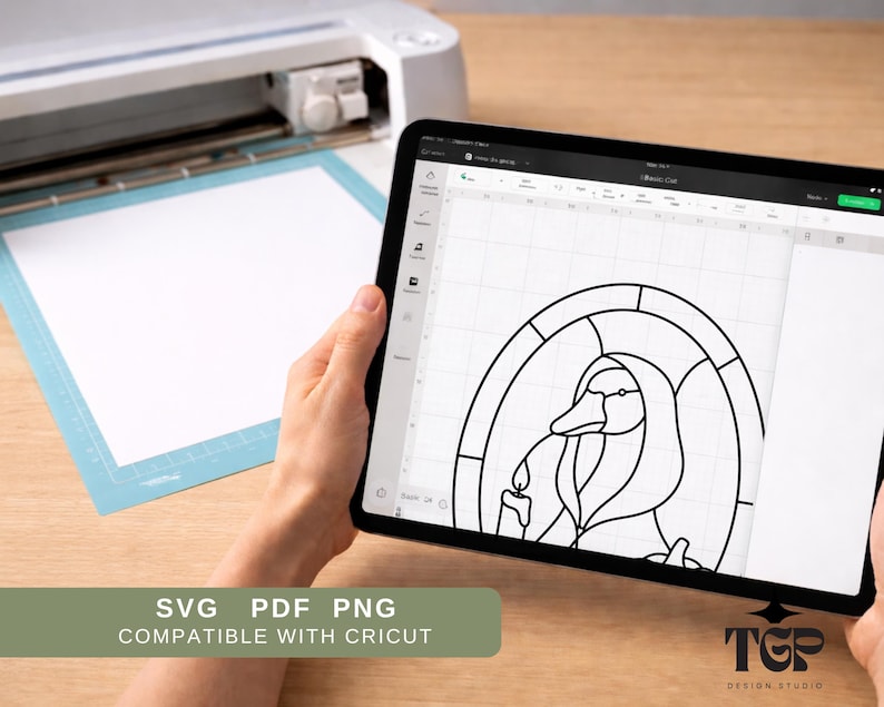Puede incluir: Un dibujo lineal en blanco y negro de un pato con una vela se muestra en la pantalla de una tableta. La tableta est&aacute; sujeta en las manos de una persona. La imagen est&aacute; junto a una m&aacute;quina Cricut y una esterilla de corte. El texto de la imagen dice: SVG PDF PNG COMPATIBLE CON CRICUT.