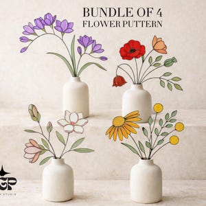 Puede incluir: Un conjunto de cuatro patrones florales, cada uno con un arreglo floral diferente en un jarrón blanco. Las flores incluyen fresias moradas, amapolas rojas, flores naranjas y margaritas amarillas. El texto "BUNDLE OF 4 FLOWER PATTERN" está en la parte superior.