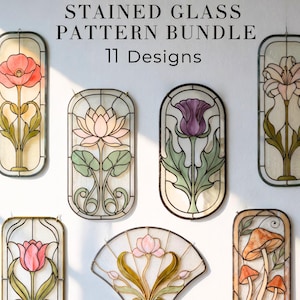 Op de afbeelding: Een verzameling van elf glas-in-lood patroonontwerpen met bloemen en botanische thema's. De ontwerpen omvatten klaprozen, lelies, distels en paddenstoelen, met een verscheidenheid aan kleuren en vormen. De tekst "STAINED GLASS PATTERN BUNDLE 11 Designs" staat bovenaan.