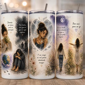 Puede incluir: Un vaso de acero inoxidable de 590 ml con un diseño de doble pared y aislamiento al vacío. El vaso presenta ilustraciones de acuarela de una mujer con citas inspiradoras en español. El diseño incluye elementos florales y celestiales.