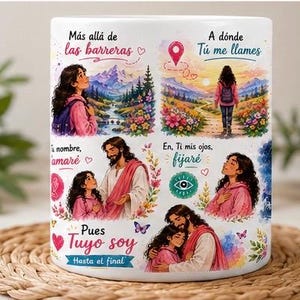 Puede incluir: Tazas de cerámica blanca con ilustraciones coloridas y texto. Los diseños presentan imágenes de una mujer, Jesús y paisajes, con frases en español. Las tazas tienen un asa blanca.