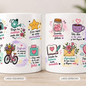 Puede incluir: Dos tazas de cerámica blanca con ilustraciones coloridas y textos en español. La taza izquierda muestra una cámara, regadera, estrella, planta, bicicleta y nota. La taza derecha muestra un frasco con corazones, taza de café, cuaderno, sobre y un globo aerostático.